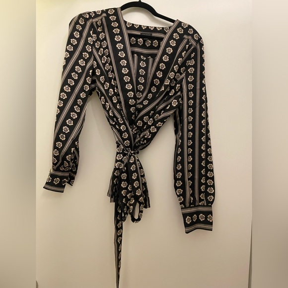 Beautiful Ann Taylor wrap blouse size M - Picture 2 of 2